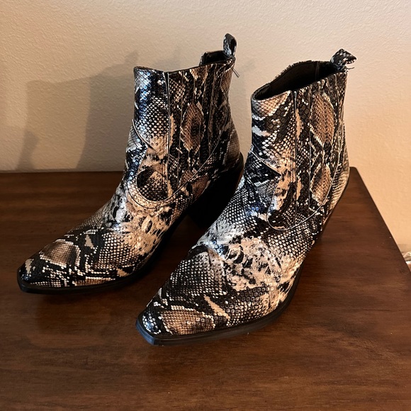 Seven7 Women Eve Western Snakeskin Embossed Faux Leather Ankle Boots - Picture 3 of 7